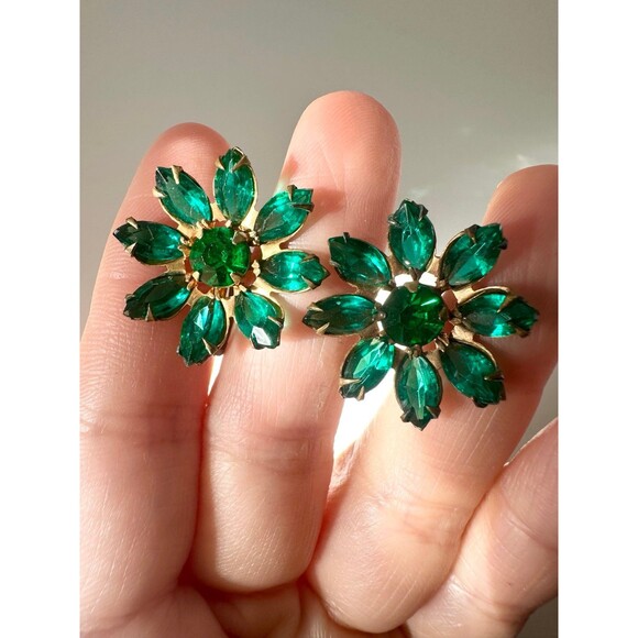Vintage gold tone emerald green rhinestone floral screw back earrings